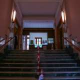 L�ingresso � caratterizzato da una solenne scalinata che si protrae anche all�interno della struttura...